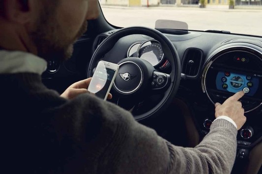 VARNO PROSTOROČNO TELEFONIRANJE ZA VOLANOM S STORITVIJO MINI CONNECTED